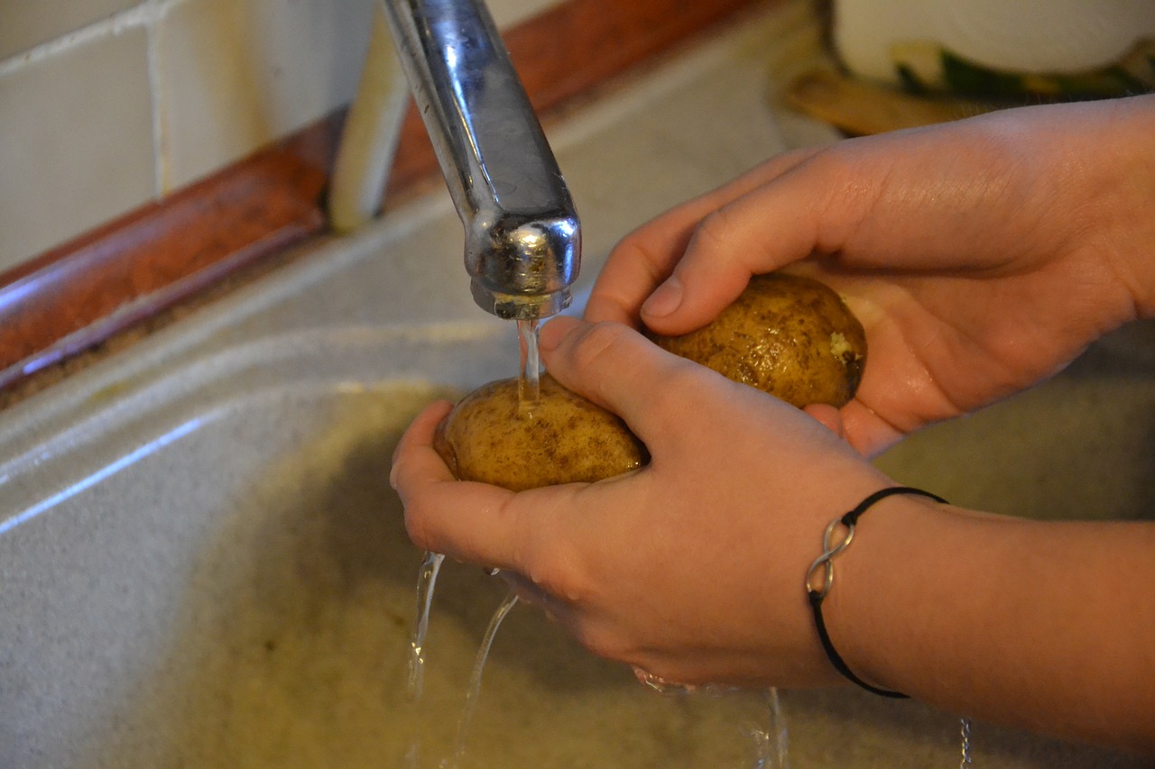 洗菜前須洗手，否則手上細菌更多
